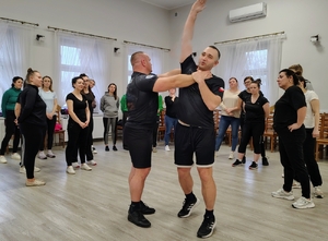 dwóch mężczyzn demonstruje chwyty samoobrony