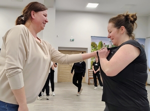 uczestniczy zajęć ćwiczą chwyty samoobrony