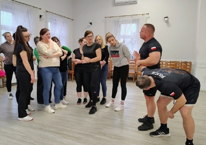 uczestnicy zajęć ćwiczą chwyty samoobrony