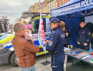 policjant rozmawia z dzieckiem