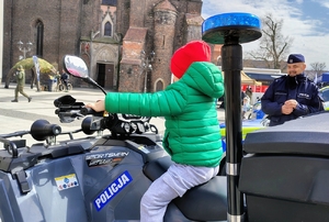policjant rozmawia z dzieckiem