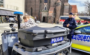 policjant rozmawia z dzieckiem