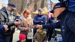 policjant rozmawia z seniorem