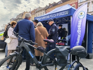 policjanci rozmawiają z młodzieżą