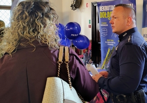 policjanci rozmawiają z młodzieżą