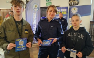 policjantka z młodzieżą