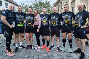 uśmiechnięta grupa osób w sportowych strojach