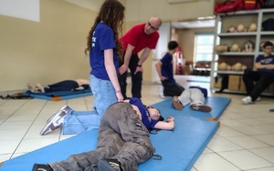 młodzież podczas zajęć z pierwszej pomocy