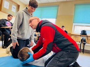 młodzież podczas zajęć z pierwszej pomocy