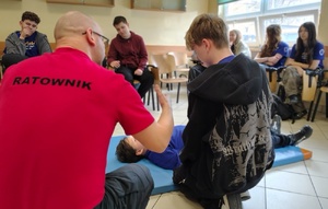 młodzież podczas zajęć z pierwszej pomocy