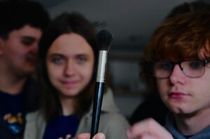 młodzież w trakcie zajęć z technik kryminalistyki