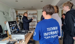 młodzież w trakcie zajęć z technik kryminalistyki