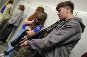 młodzież podczas zajęć na strzelnicy policyjnej