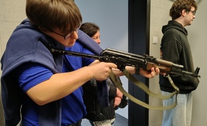młodzież podczas zajęć na strzelnicy policyjnej