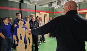 młodzież podczas zajęć na strzelnicy policyjnej