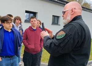 młodzież podczas zajęć na strzelnicy policyjnej