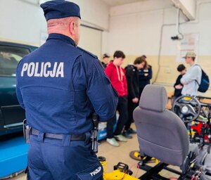 młodzież na warsztacie samochodowym