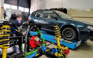 młodzież na warsztacie samochodowym