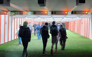 młodzież na strzelnicy policyjnej