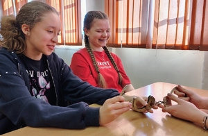 młodzież zakłada sobie policyjne kajdanki