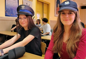 nastolatki zakładają kamizelkę kuloodporną