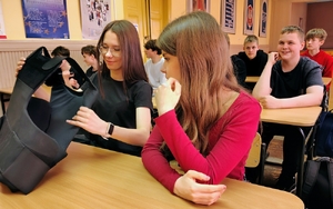 nastolatki zakładają kamizelkę kuloodporną