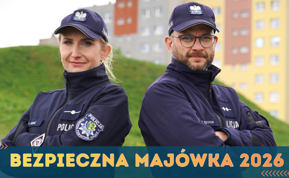 policjantka i policjant w mundurach na tle zieleni i blokowiska