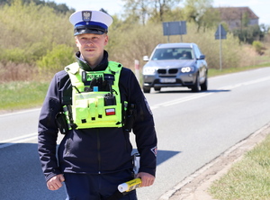 policjanci podczas kontroli drogowych