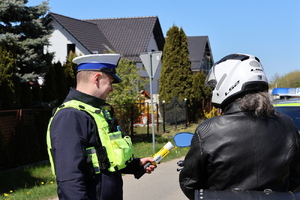policjanci podczas kontroli drogowych
