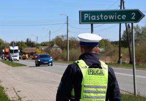 policjanci podczas kontroli drogowych