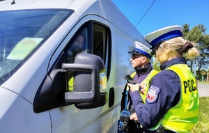 policjanci kontrolują pojazd