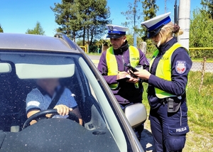 policjanci kontrolują pojazd