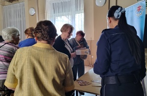 policjantka rozmawia z seniorami