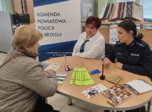 policjantka rozmawia z seniorami