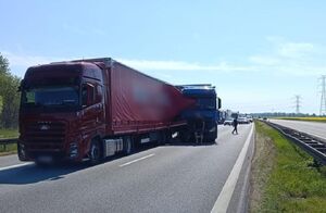 dwie ciężarówki na autostradzie