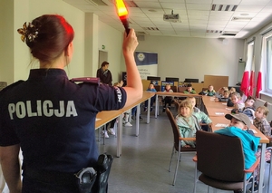policjantka rozmawia z dziećmi
