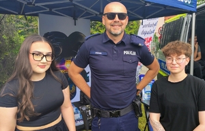 policjanci rozmawiają z młodzieżą