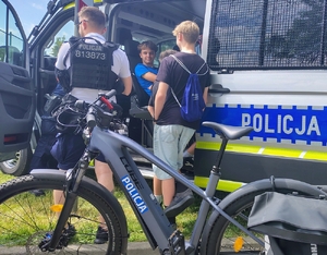policjanci rozmawiają z młodzieżą
