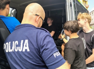 policjanci rozmawiają z młodzieżą