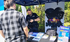 policjanci rozmawiają z młodzieżą