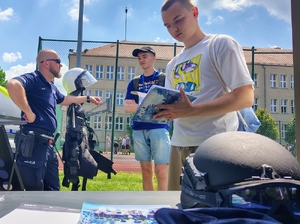 policjanci rozmawiają z młodzieżą