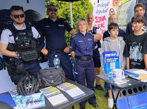 policjanci rozmawiają z młodzieżą