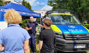 policjanci rozmawiają z młodzieżą