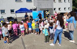 grupa dzieci przed komisariatem