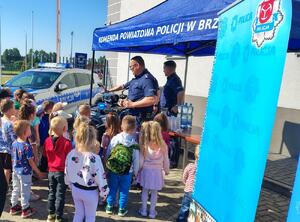 grupa dzieci rozmawia z policjantami