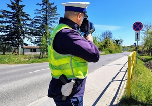 policjant mierzy prędkość