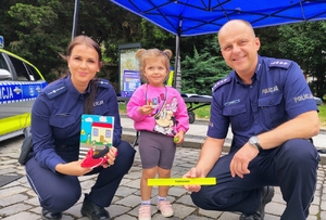 policjantka rozmawia z dziećmi