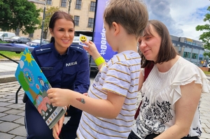 policjantka rozmawia z dziećmi