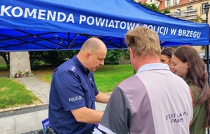 policjant rozmawia z seniorami