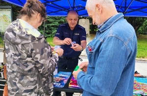 policjant rozmawia z seniorami
